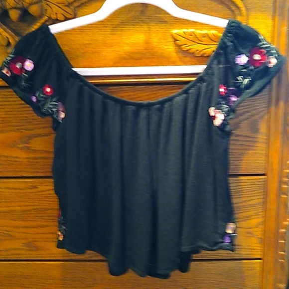 🥂 Beautiful embroidered cropped top in great condition, perfect for summer. - Picture 2 of 5